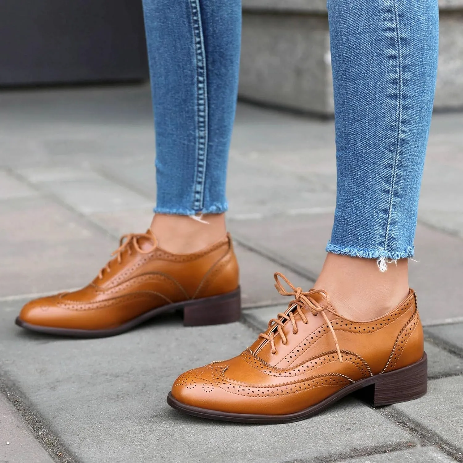 LUXMAX Women Lace Up Oxford Shoes Flats Wingtip Brogues Shoes Low Chunky Heel Vintage Saddle Shoes