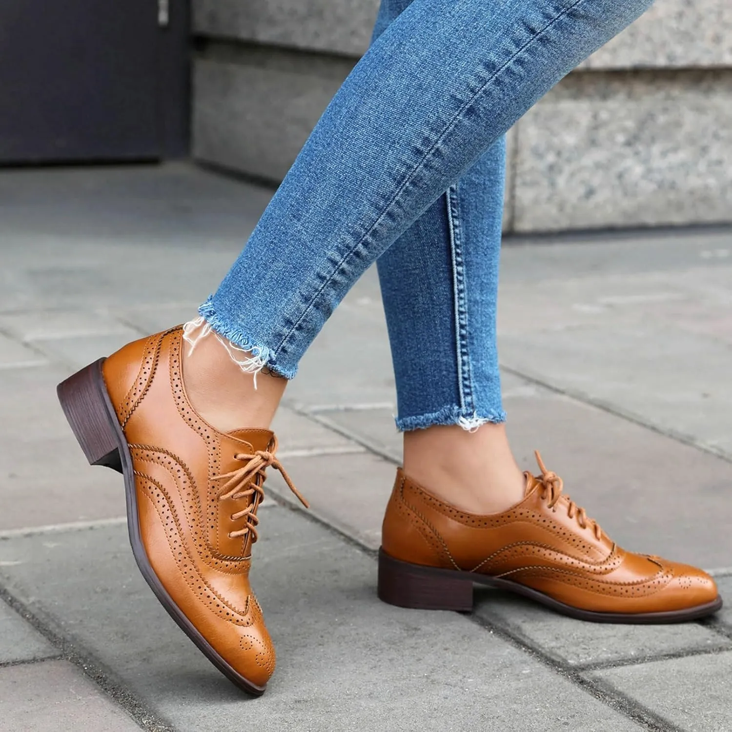LUXMAX Women Lace Up Oxford Shoes Flats Wingtip Brogues Shoes Low Chunky Heel Vintage Saddle Shoes