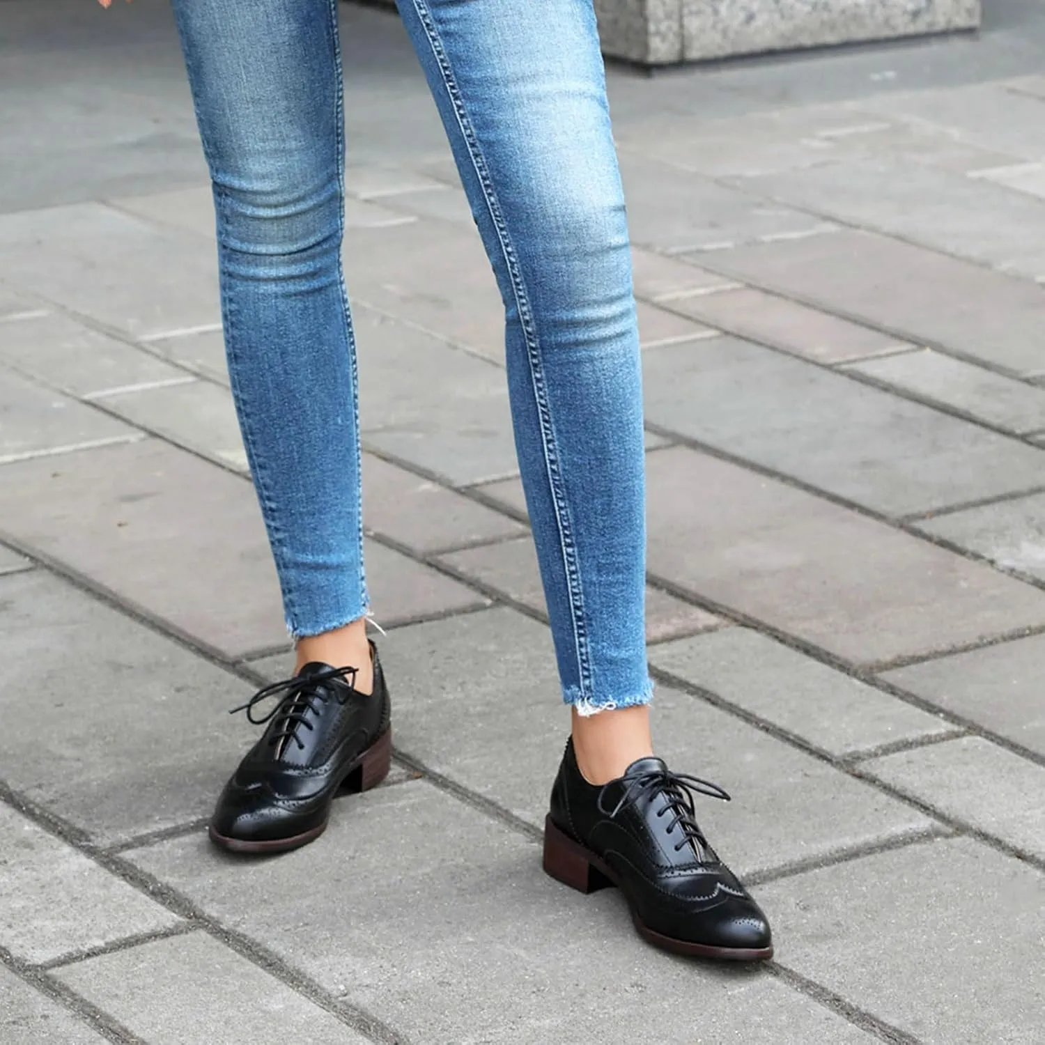 LUXMAX Women Lace Up Oxford Shoes Flats Wingtip Brogues Shoes Low Chunky Heel Vintage Saddle Shoes