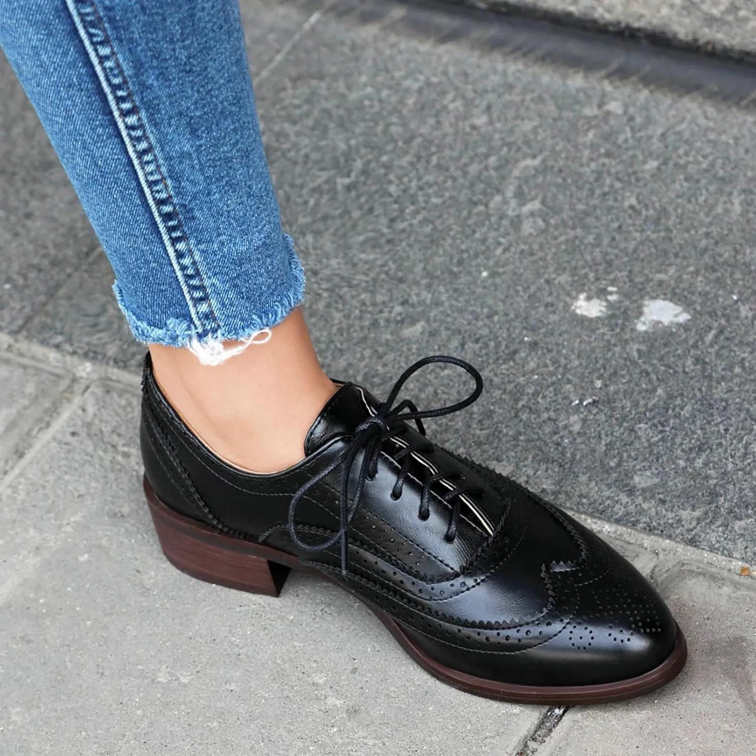LUXMAX Women Lace Up Oxford Shoes Flats Wingtip Brogues Shoes Low Chunky Heel Vintage Saddle Shoes