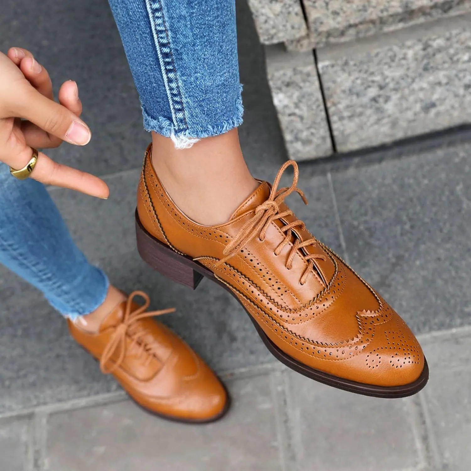 LUXMAX Women Lace Up Oxford Shoes Flats Wingtip Brogues Shoes Low Chunky Heel Vintage Saddle Shoes
