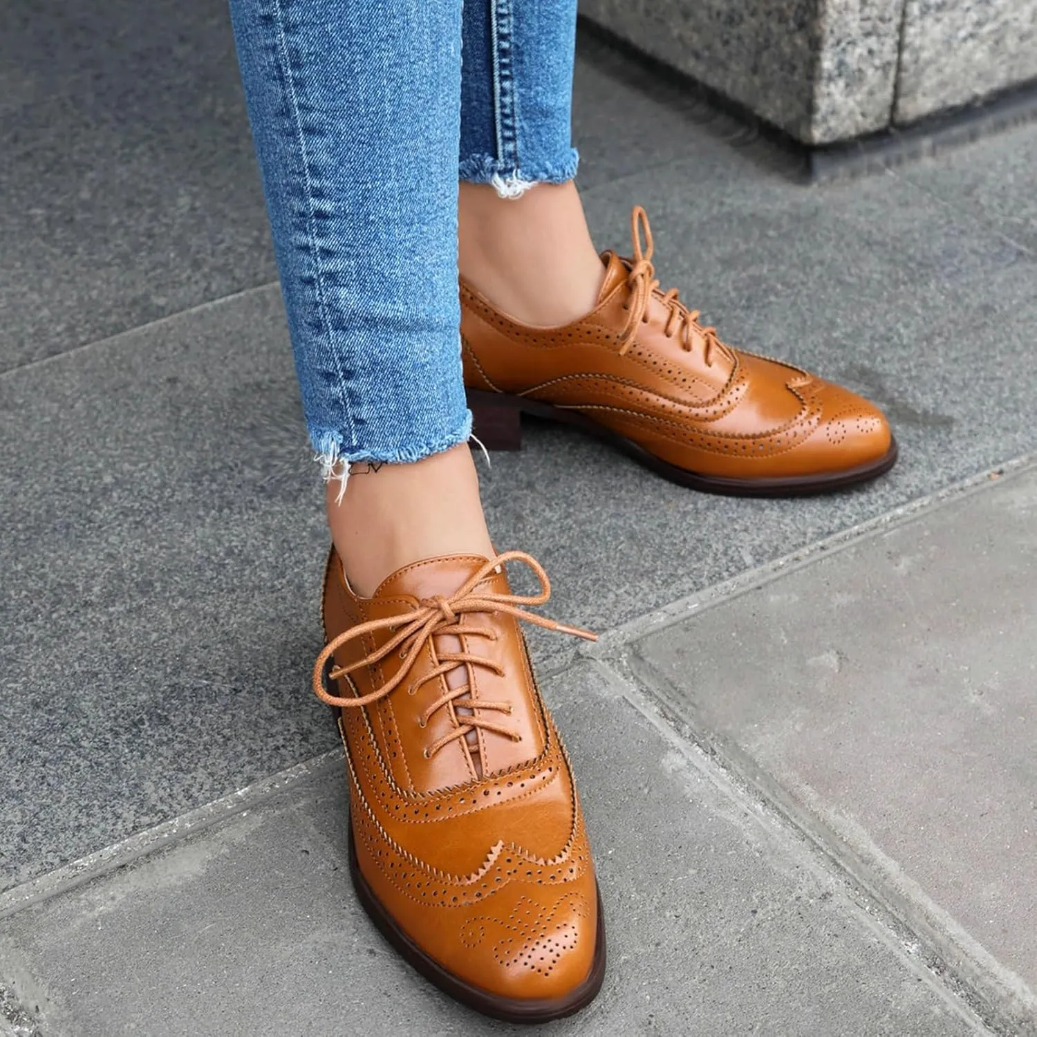 LUXMAX Women Lace Up Oxford Shoes Flats Wingtip Brogues Shoes Low Chunky Heel Vintage Saddle Shoes