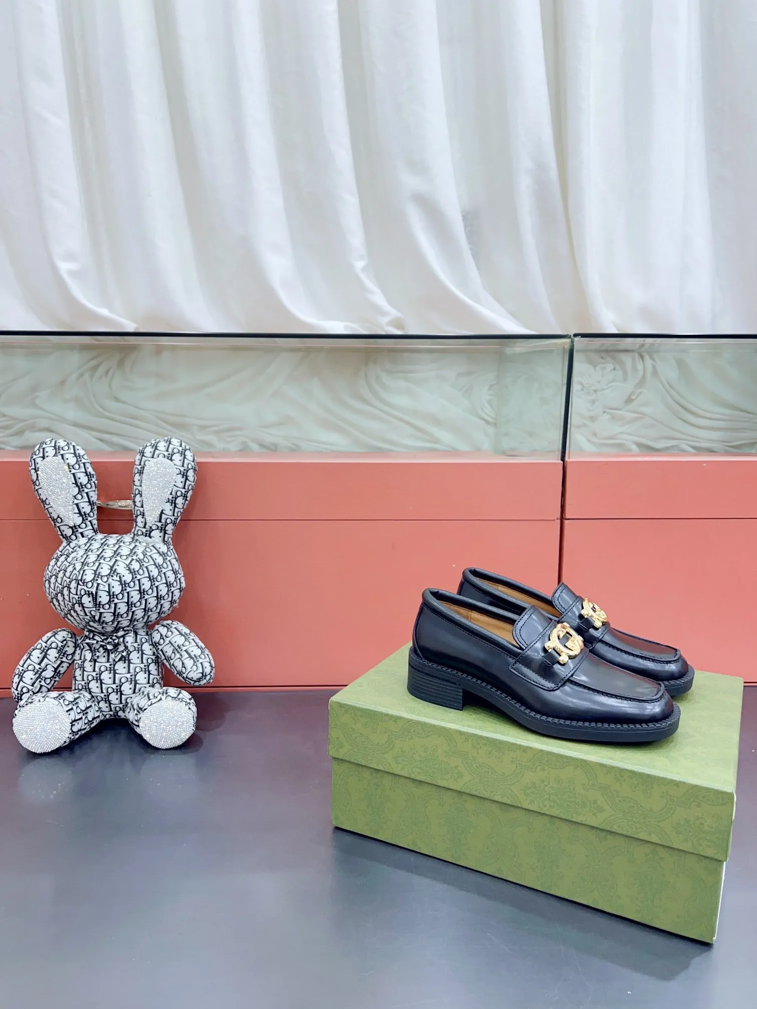 SE972 Women's loafer with Interlocking GG / Size5-9
