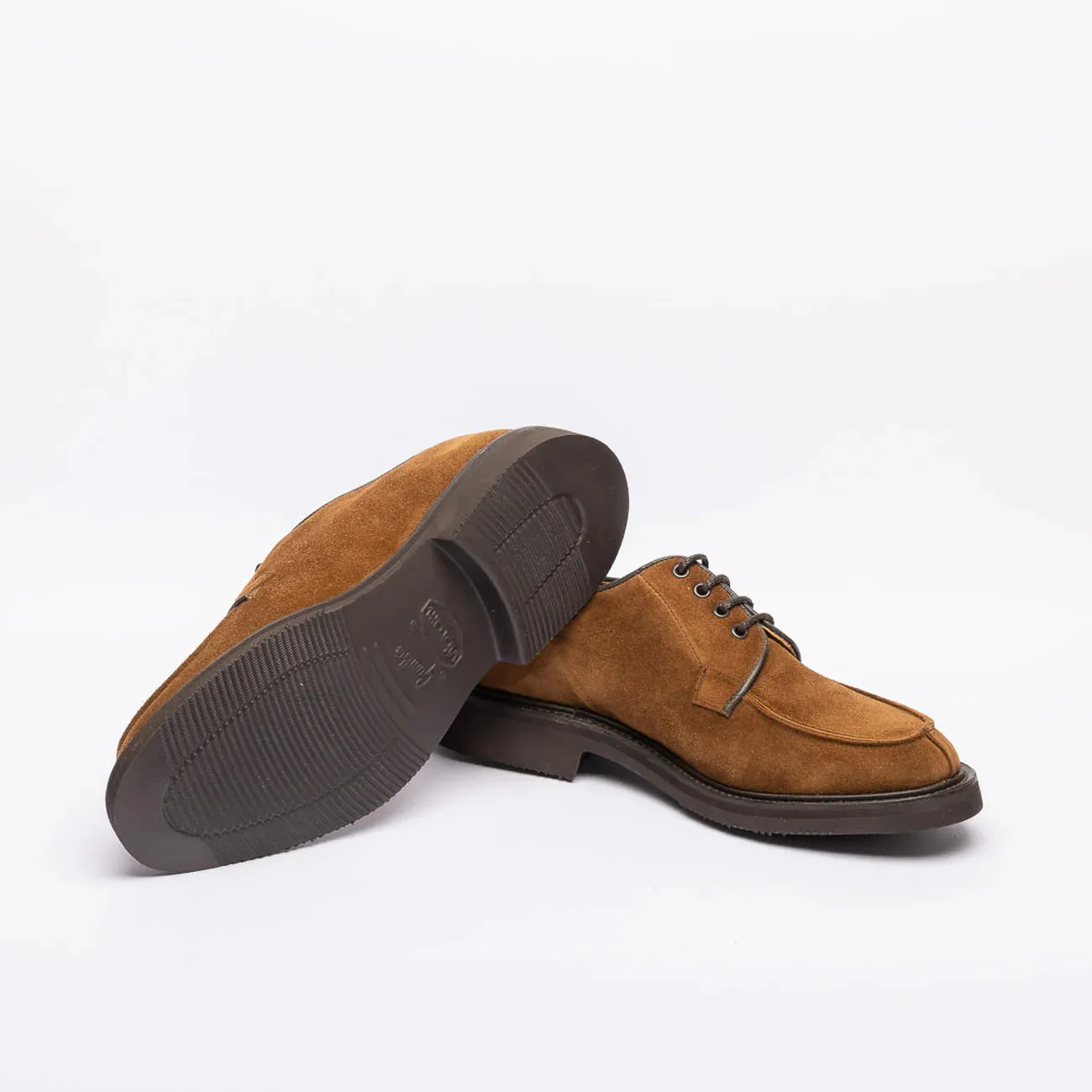 Stringata derby Tricker's Stuart in camoscio marrone (Cubana suede)
